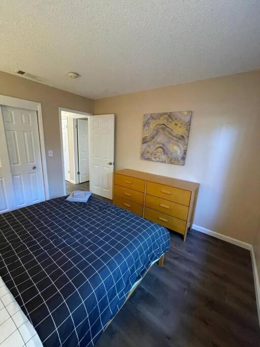 Nice King Bed!! Fenced Backyard- W/D And Parking!! Apartment Fresno Exterior photo